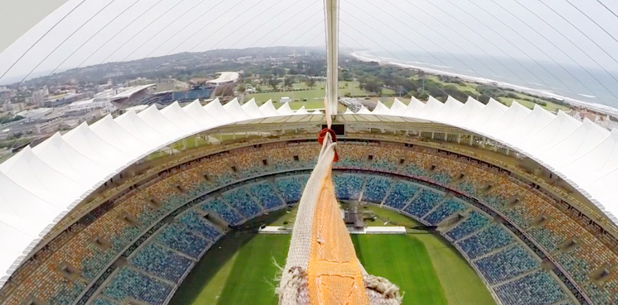 VÍDEO: Emoção e queda livre dentro do estádio!